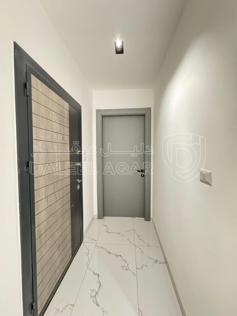 شقة في قرب جامعة البتراء- طريق المطار (طريق الخدمات) - 115,000 دأ - صورة 1